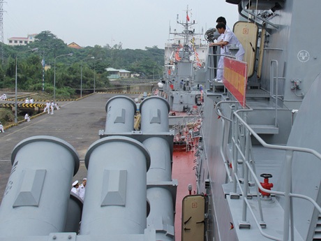 Cận cảnh những ống phóng tên lửa U-ran trên tàu