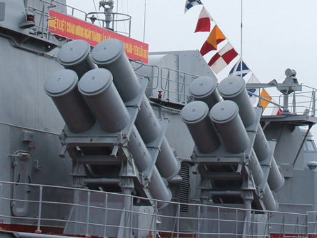 Cận cảnh những ống phóng tên lửa U-ran trên tàu