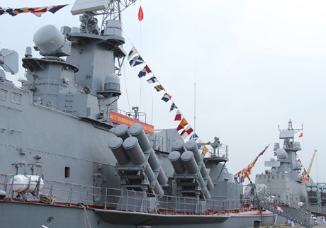 8 ống phóng tên lửa U-ran ở một bên mạn tàu