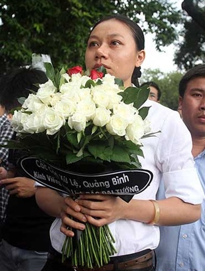 Nước mắt người trẻ trong lễ Quốc tang Đại tướng - 4 Nhiều thanh niên TPHCM rơi lệ khi viếng Đại tướng.
