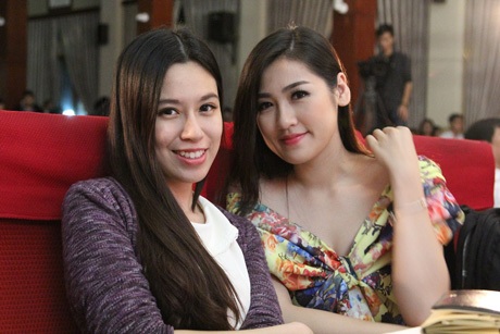 Á hậu Tú Anh gợi cảm đọ sắc cùng Hoa khôi trường Báo - 8 Chăm chú xem các tiết mục biểu diễn.