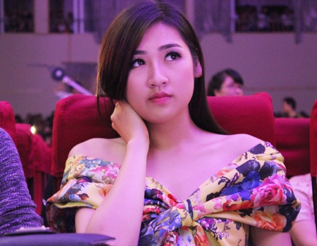 Á hậu Tú Anh gợi cảm đọ sắc cùng Hoa khôi trường Báo - 7 Chăm chú xem các tiết mục biểu diễn.