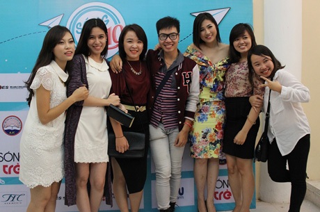 Á hậu Tú Anh gợi cảm đọ sắc cùng Hoa khôi trường Báo - 6 Cả hai nhanh chóng được các bạn trẻ giữ lại để chụp ảnh lưu niệm.