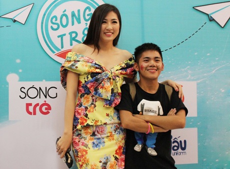 Á hậu Tú Anh gợi cảm đọ sắc cùng Hoa khôi trường Báo - 3 Hoa khôi tài sắc trường Báo - Huyền Anh.