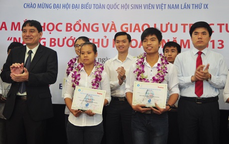 Trao học bổng 40 bạn trẻ vượt khó đỗ thủ khoa ĐH, CĐ - 2 Trao học bổng 40 bạn trẻ vượt khó đỗ thủ khoa ĐH, CĐ
