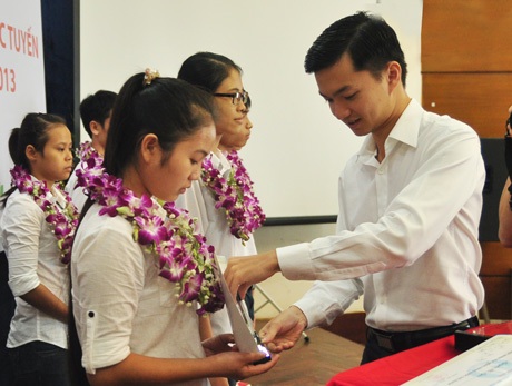 Trao học bổng 40 bạn trẻ vượt khó đỗ thủ khoa ĐH, CĐ - 1 Trao học bổng 40 bạn trẻ vượt khó đỗ thủ khoa ĐH, CĐ