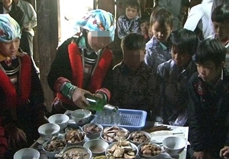 Những đám cưới cận huyết buốt lòng giữa mây cao - 1 Cô dâu rót rượu mời khách trẻ con.