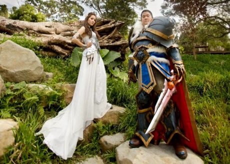 Cặp đôi “chơi trội” diện đồ cosplay trong lễ đính hôn - 4 Cách bố trí với tông màu và hình ảnh như trong trò chơi