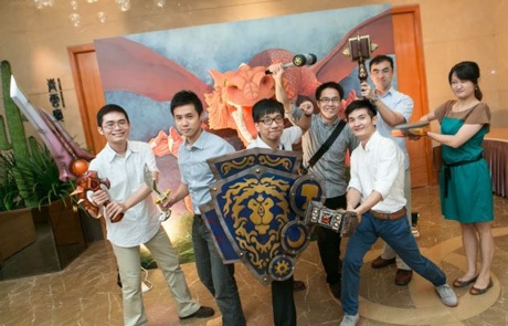 Cặp đôi “chơi trội” diện đồ cosplay trong lễ đính hôn - 11 Ngay cả tới những món quà tặng.