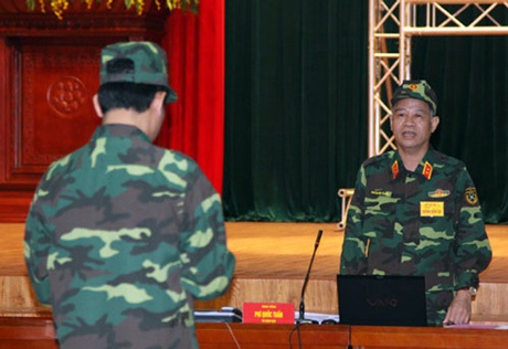 Xem công an Hà Nội diễn tập chống bạo loạn, khủng bố - 2 Trung tướng Phí Quốc Tuấn, Tư lệnh Bộ Tư lệnh Thủ đô nhận lệnh chuyển sang trạng thái SSCĐ