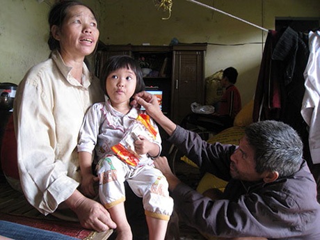 Cưới người điên làm chồng - 1 Chị Hằng bên chồng và con gái (Ảnh: T.K)