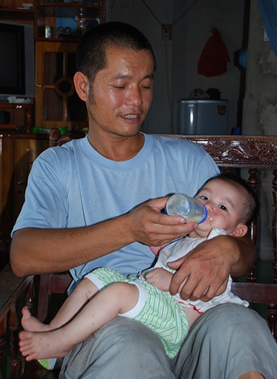 Nhà sư hoàn tục và chuyện hiến tạng cứu người - 2 Anh Thọ đang chăm con.