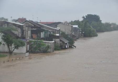 Lũ bao vây, dân trèo lên nóc nhà kêu cứu - 7 Khu dân cư gần sông Vệ nước ngập tràn vào nhà dân