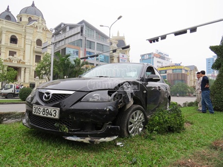 Xế hộp “bại trận” trước trụ đèn tín hiệu giao thông - 3 Chiếc xe bị hư hỏng nặng sau cú đâm mạnh