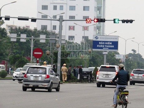 Xế hộp “bại trận” trước trụ đèn tín hiệu giao thông - 1 Hiện trường vụ tai nạn giao thông