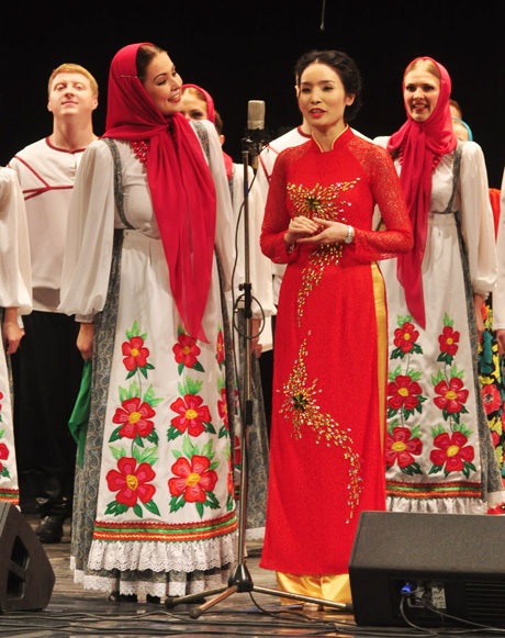 Ấm lòng khúc hát xứ sở Bạch dương giữa lòng Hà Nội - 9 Hình ảnh trang phục dân tộc 2 nước thắm tình hữu nghị xuất hiện trên sân khấu.