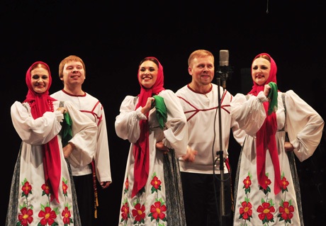 Ấm lòng khúc hát xứ sở Bạch dương giữa lòng Hà Nội - 4 Hình ảnh trang phục dân tộc 2 nước thắm tình hữu nghị xuất hiện trên sân khấu.