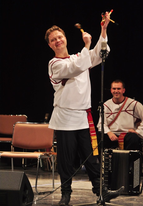 Ấm lòng khúc hát xứ sở Bạch dương giữa lòng Hà Nội - 5 Hình ảnh trang phục dân tộc 2 nước thắm tình hữu nghị xuất hiện trên sân khấu.