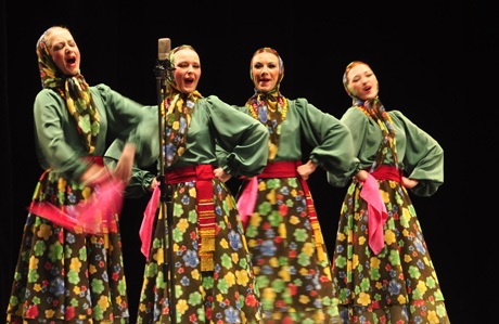 Ấm lòng khúc hát xứ sở Bạch dương giữa lòng Hà Nội - 8 Hình ảnh trang phục dân tộc 2 nước thắm tình hữu nghị xuất hiện trên sân khấu.