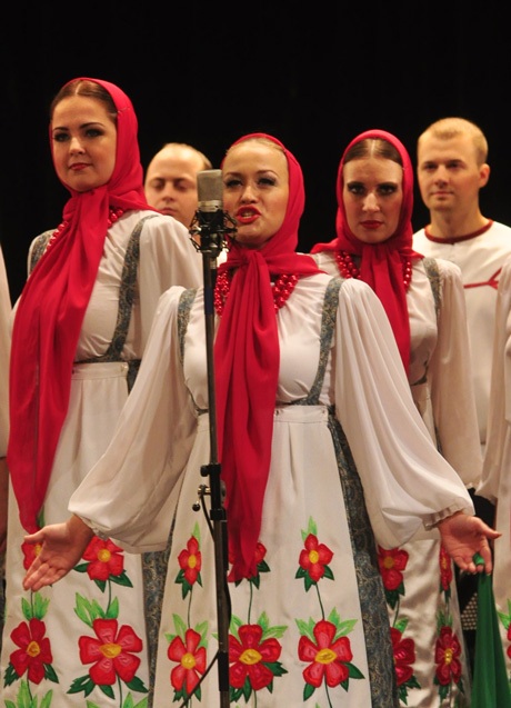 Ấm lòng khúc hát xứ sở Bạch dương giữa lòng Hà Nội - 6 Hình ảnh trang phục dân tộc 2 nước thắm tình hữu nghị xuất hiện trên sân khấu.