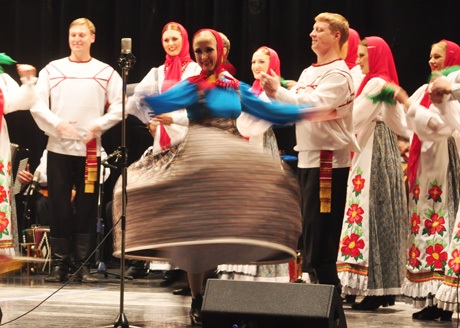 Ấm lòng khúc hát xứ sở Bạch dương giữa lòng Hà Nội - 7 Hình ảnh trang phục dân tộc 2 nước thắm tình hữu nghị xuất hiện trên sân khấu.