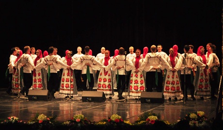 Ấm lòng khúc hát xứ sở Bạch dương giữa lòng Hà Nội - 3 Hình ảnh trang phục dân tộc 2 nước thắm tình hữu nghị xuất hiện trên sân khấu.