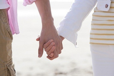 Sức mạnh của những thông điệp yêu thương - 2 Chỉ một cái nắm tay có thể sẻ chia nhiều hơn mọi lời nói