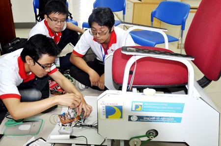 Cần thêm nhiều “sân chơi” về sáng tạo và công nghệ cho giới trẻ - 2 Đội Three Idiots – vô địch cuộc thi Thiết kế với MCU của TI năm 2013