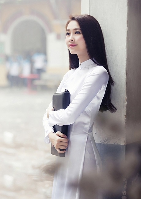 Hoa hậu Thu Thảo đẹp “mê mẩn” với áo dài nữ sinh - 2 Theo