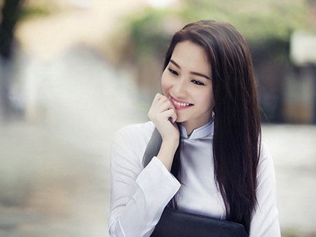 Hoa hậu Thu Thảo đẹp “mê mẩn” với áo dài nữ sinh - 9 Theo