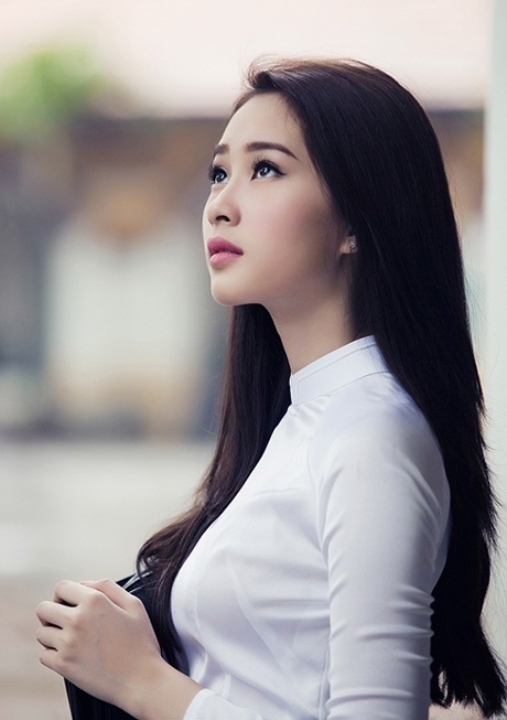 Hoa hậu Thu Thảo đẹp “mê mẩn” với áo dài nữ sinh - 5 Theo