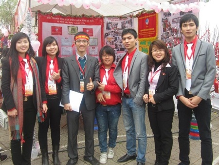Gặp “thủ lĩnh” 9X Hội máu Hà Nội - 2 Tại Lễ hội Xuân Hồng 2012, Vũ Ngọc Trường trong vai trò ban tổ chức.