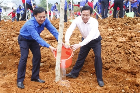 Thanh niên Việt - Trung chung tay xây đắp tình hữu nghị - 9 Thanh niên hai nước cùng trồng cây xanh tại rừng cây hữu nghị.