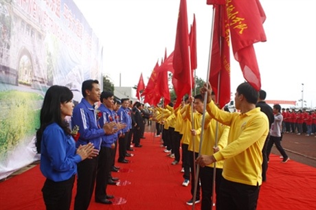 Thanh niên Việt - Trung chung tay xây đắp tình hữu nghị - 6 Trao tặng biểu tượng Đoàn TNCS Hồ Chí Minh cho lãnh đạo huyện Long Châu.