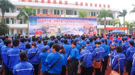 Thanh niên Việt - Trung chung tay xây đắp tình hữu nghị - 5 Trao tặng biểu tượng Đoàn TNCS Hồ Chí Minh cho lãnh đạo huyện Long Châu.