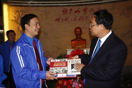 Thanh niên Việt - Trung chung tay xây đắp tình hữu nghị - 4 Thanh niên Việt Nam ký tên vào dải lụa hồng lưu dấu tình hữu nghị giữa tuổi trẻ hai nước.
