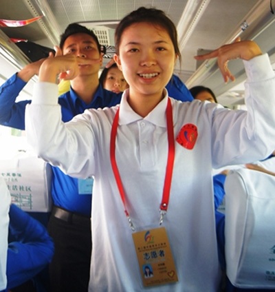 Viết thanh xuân, vẽ tương lai - 4 Thanh niên Việt - Trung cùng nâng niu bức thư pháp và tranh chung.