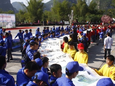Viết thanh xuân, vẽ tương lai - 2 Thanh niên Việt - Trung cùng nâng niu bức thư pháp và tranh chung.