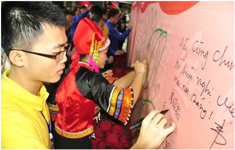 Bế mạc Liên hoan Thanh niên hữu nghị Việt-Trung 2013 - 8 Thanh niên Thành phố Quý Cảng cùng ký tên hữu nghị