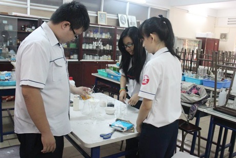 Gặp nhóm học sinh sáng chế xà phòng từ… dầu ăn bỏ đi - 1 Gặp nhóm học sinh sáng chế xà phòng từ… dầu ăn bỏ đi