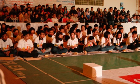 Nhưng đến câu thứ 10, các thí sinh đồng loạt bị...loại.