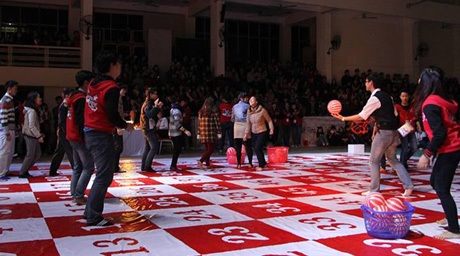 Phải nhờ đến sự trợ giúp của khán giả, các thí sinh mới được giải cứu