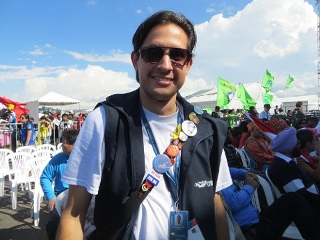 Dây đeo túi của đại biểu này cài đầy huy hiệu của các đoàn.