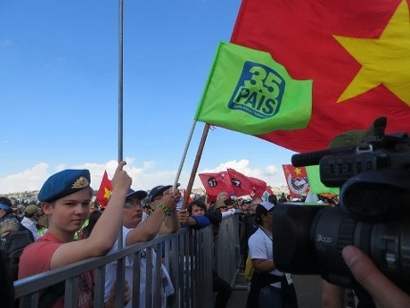 Phi công Nga chúc mừng thành công của Festival từ Trạm vũ trụ quốc tế.