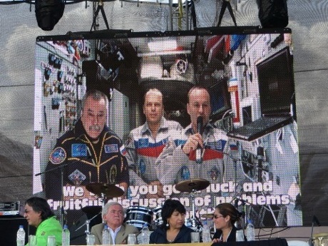 Phi công Nga chúc mừng thành công của Festival từ Trạm vũ trụ quốc tế.