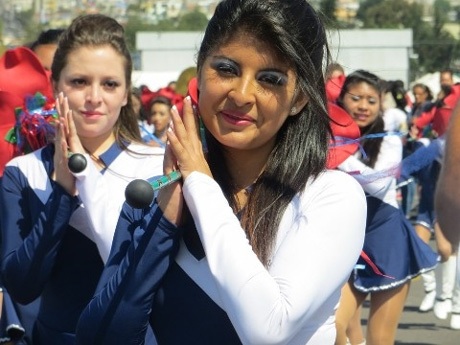 Các cô gái Ecuador xinh tươi biểu diễn.