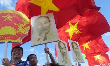 Cờ và ảnh Bác Hồ tại lễ bế mạc.