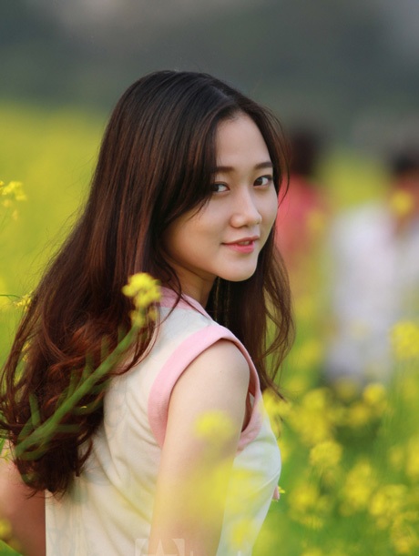 Nguyễn Phương Thảo, SV Đại học Công nghệ làm điệu với vương miện cải.