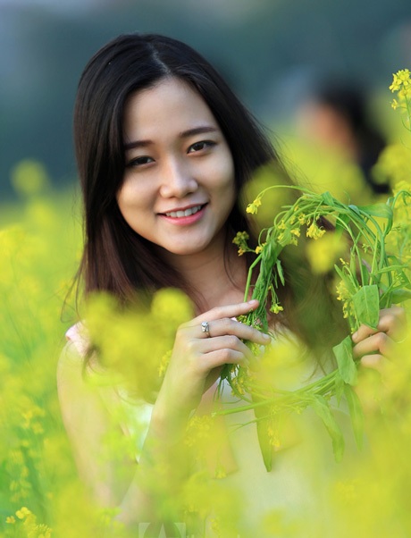 Nguyễn Phương Thảo, SV Đại học Công nghệ làm điệu với vương miện cải.