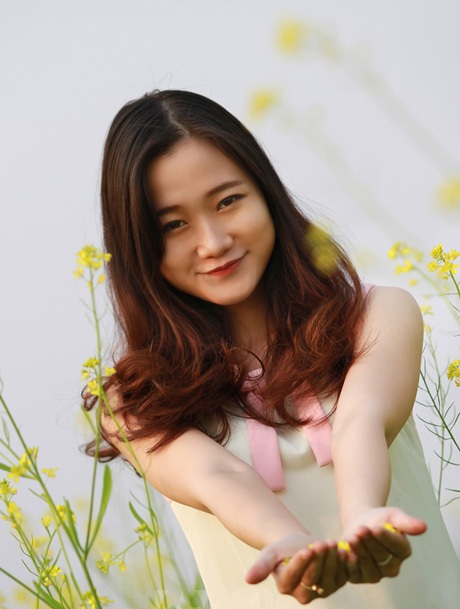 Nhóm SV trường Đại học Nông nghiệp cũng tranh thủ chụp ảnh trên vườn cải ngay cạnh trường